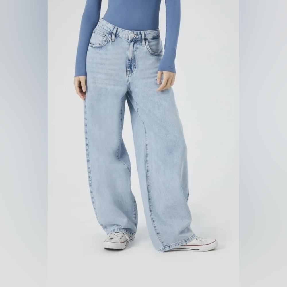 *NWT* FOREVER 21, Mid-rise, Baggy Fit, Wide Straight, Light Wash Denim , Sz 28